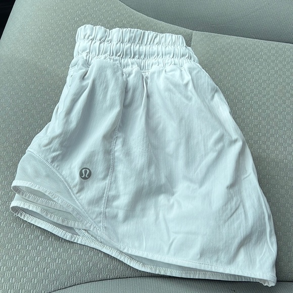 Lululemon Hotty Hot short low rise 2.5 inch inseam - Picture 1 of 3